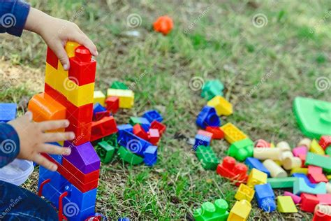 bambino sereno che gioca con blocchi colorati