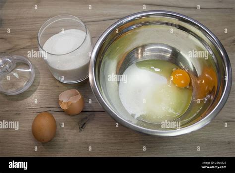 Ingredienti per muffin in una ciotola