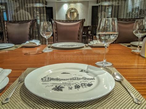 Immagine di un tavolo in un ristorante con un bavaglino per adulti disposto elegantemente