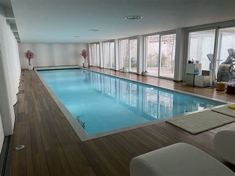 Piscina interna dell'hotel con idromassaggio