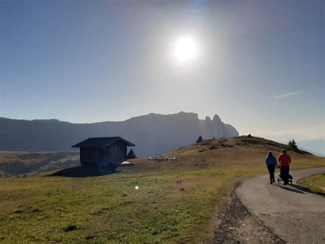 Sentiero panoramico sull'Alpe di Siusi con passeggino
