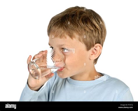 Bambino che beve da un sippy cup