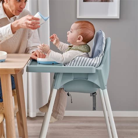 Bambino che mangia in un seggiolone IKEA ANTILOP