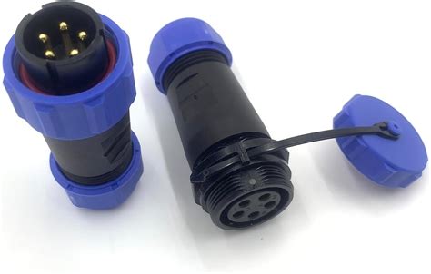 Immagine di un connettore batteria a 3 pin e uno a 5 pin a confronto