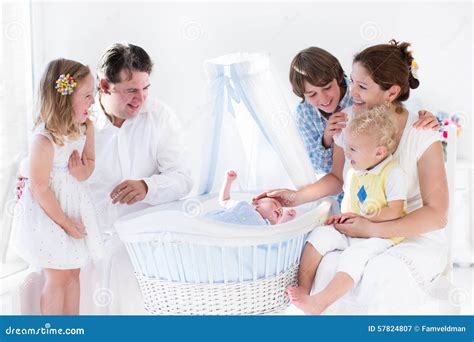Famiglia che gioca con un neonato