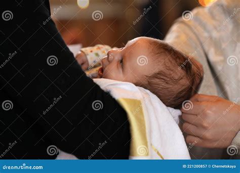bambino in chiesa durante il battesimo