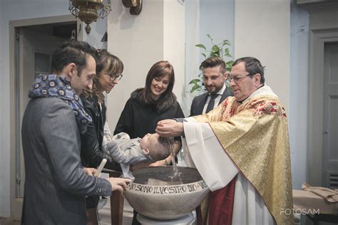 fotografo che scatta foto durante una cerimonia di battesimo