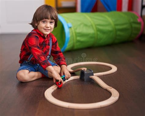 bambino che gioca serenamente
