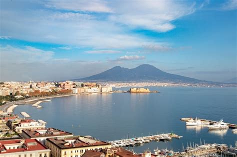 Immagine di Napoli con elementi musicali