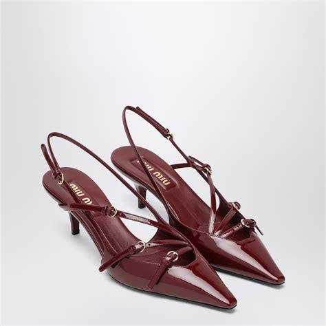 Diverse tipologie di scarpe in vernice