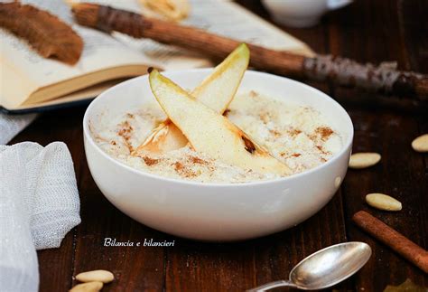 Immagine di una ciotola di crema di riso integrale con cannella e frutta