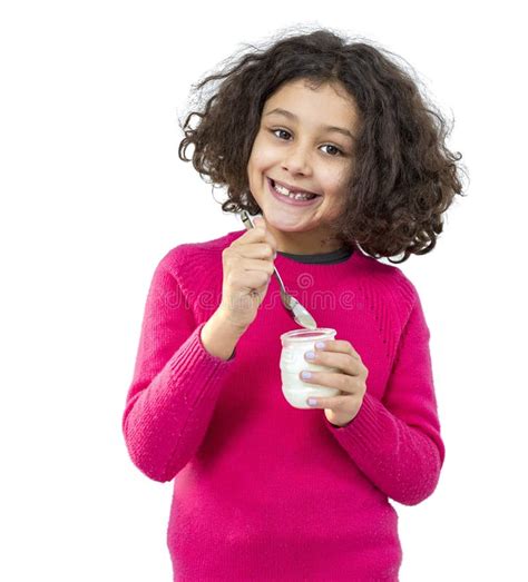 Bambino che mangia uno yogurt