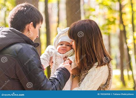Coppia con neonato che sorride