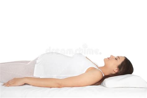 donna incinta che dorme con cuscino