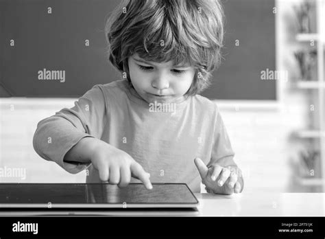 Bambino con tablet