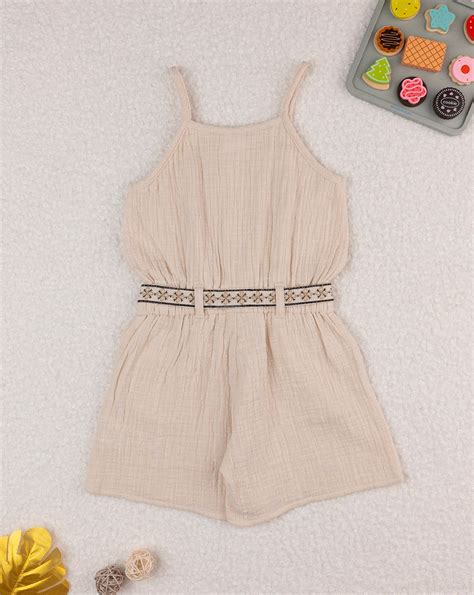 Bambina che indossa una tutina elegante