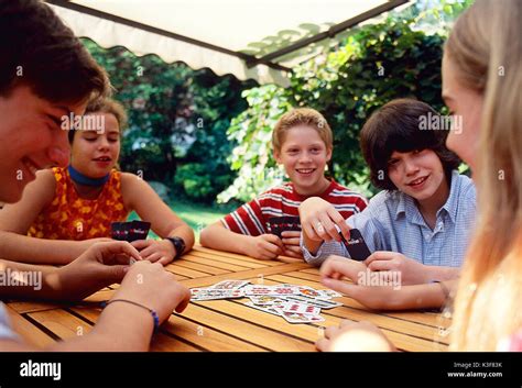 bambini che giocano con carte di memory