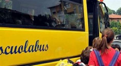 bambino su scuolabus