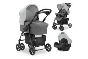 Famiglia con un passeggino trio economico
