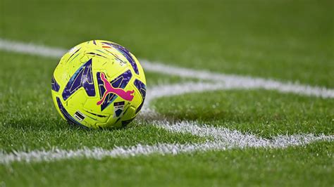 Scultura di soldati con un pallone da calcio