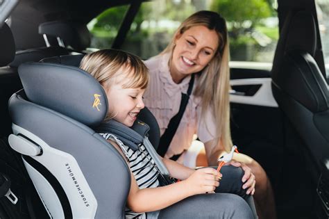 Bambino sicuro nel seggiolino auto omologato