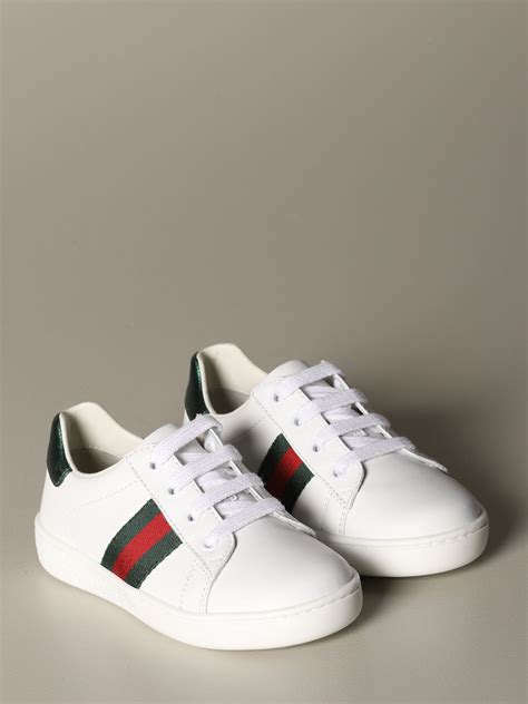 Bambino con scarpe Gucci