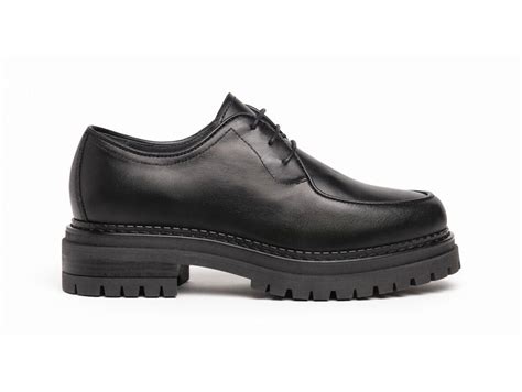 Scarpe stringate inglesine in camoscio nero da donna