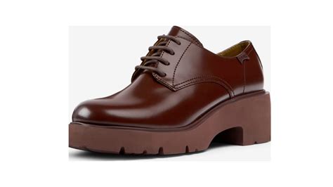 Diverse paia di scarpe stringate da donna in varie colorazioni e materiali
