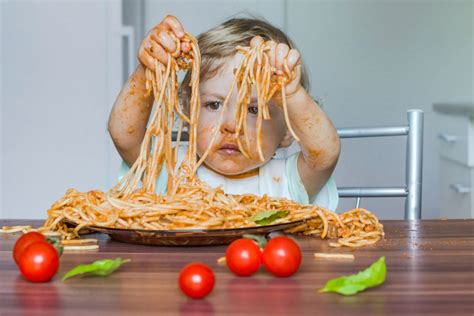 Bambino che osserva con interesse il cibo