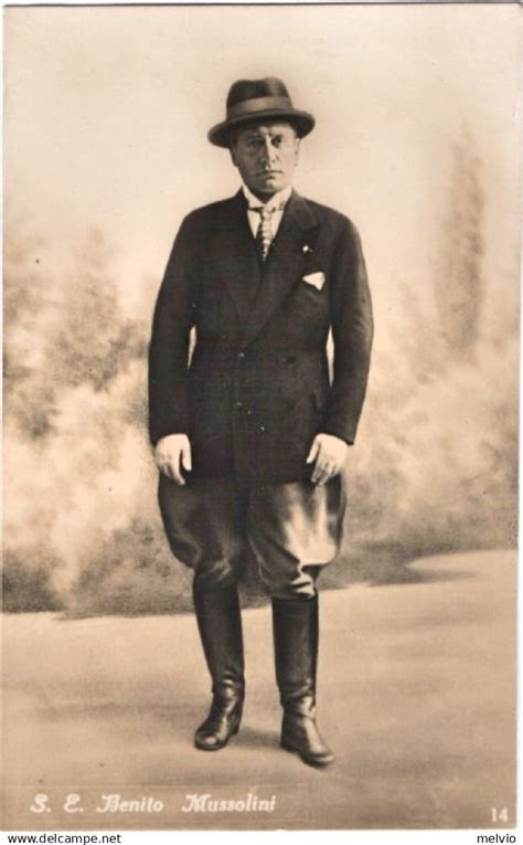 Sacerdote in abiti civili sobri