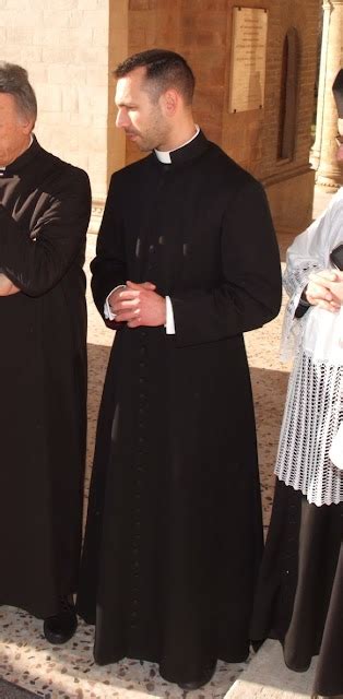Sacerdote con abito talare