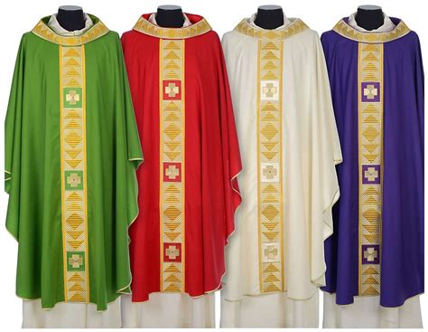 Sacerdote che indossa la casula