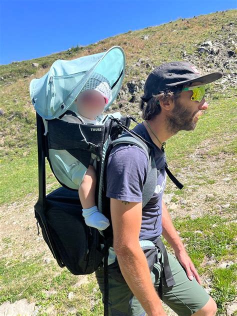 dettaglio di uno zaino porta bebè con tasche e scomparti