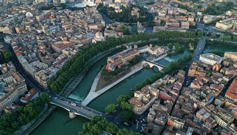 Vista aerea dell'Isola Tiberina con l'ospedale
