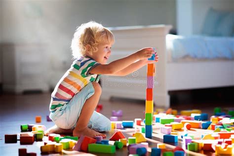 bambino che gioca con blocchi colorati