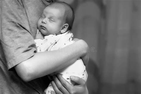 bambino che abbraccia un genitore