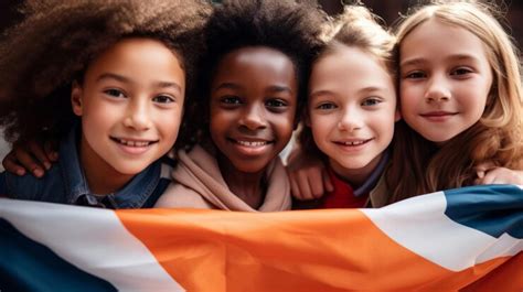 Bambini di diverse età che collaborano a un progetto