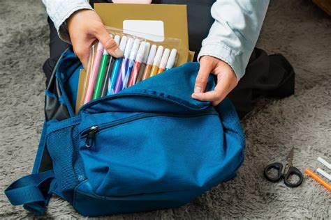 Bambino che prepara lo zaino per l'asilo