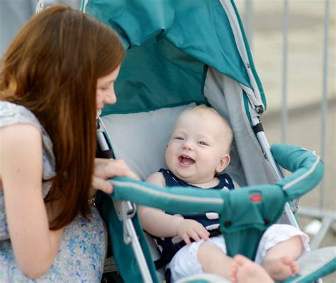 Bambino sorridente sul passeggino