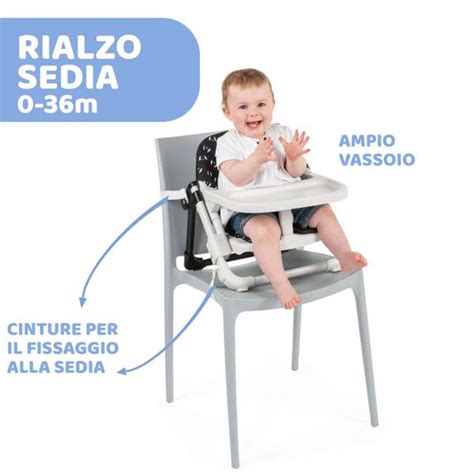 Bambino seduto a un tavolo con un rialzo da sedia