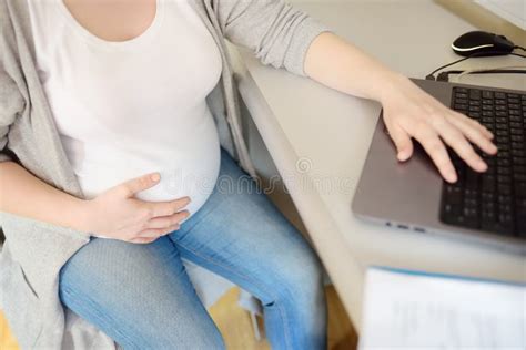 Donna incinta al lavoro