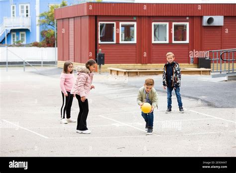 Bambini che giocano insieme in un cortile scolastico