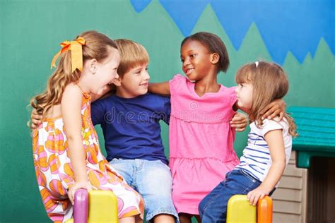 Un gruppo di bambini che si abbracciano in segno di amicizia