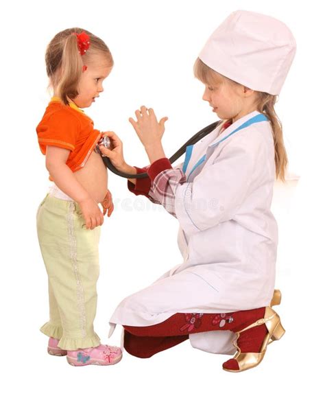 bambini che giocano con costume da dottore e infermiera