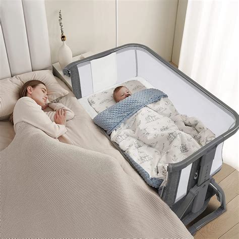 Culla con funzione co-sleeping affiancata a un letto