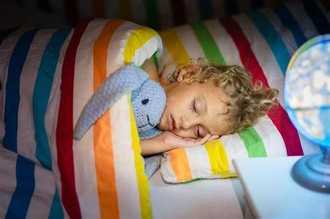 bambino che dorme cullato da una giostrina