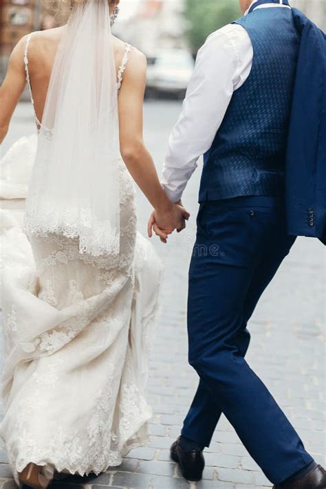 Coppia di sposi che si tengono per mano