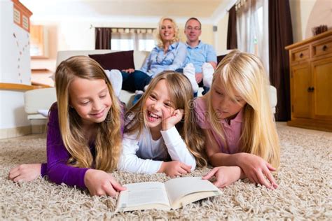 Famiglia che legge insieme