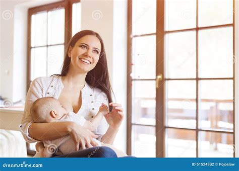 Madre che allatta al seno il suo bambino