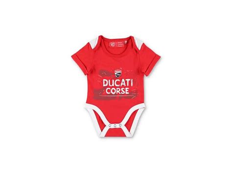Dettaglio di una tutina neonato Ducati con logo e scudetto